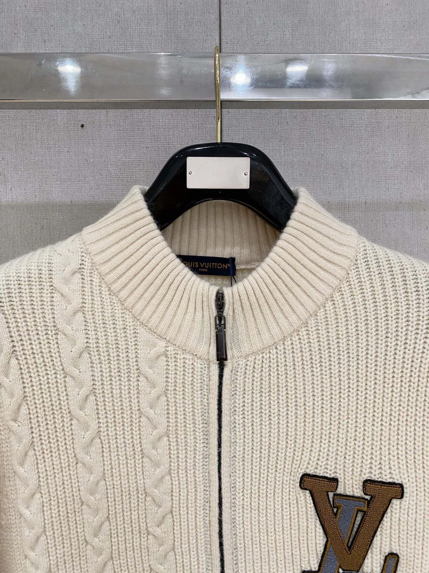 🅿️540 【LV Louis Vuitton】Autumn and winter classic cardigan sweater, in full condition! ! ! Wool blended fabric, the latest model in 2025, golden ratio! ! Slim-fitting soft gold, versatile and practical item, the combination and practicality are extremely powerful, simple and elegant, and classy! To create your own style, it is highly recommended to buy it in two colors. The standard slim fit tailoring process is suitable for both young and old men. It is knitted from wool and will not cause any discomfort! While keeping warm, it is stylish, textured and wearable, and the classic logo with contrasting colors on the chest feels in place! ! Recommended for regular customers! ! Size M-3XL (maximum wear: 190 pounds)